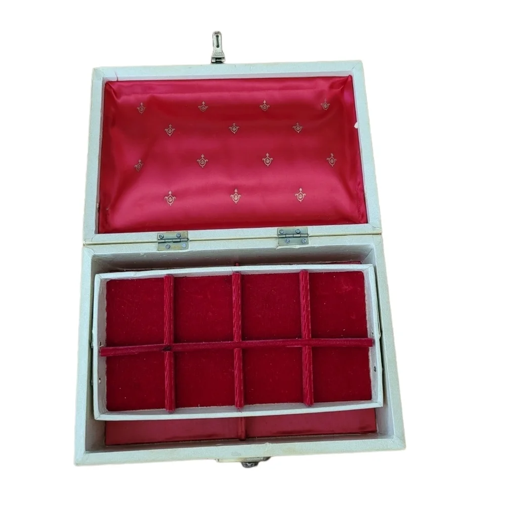 Vintage‎ 1970's Cream and Gold Leaf Pattern Faux Leather Jewelry Box